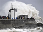 Obrovské vlny na pobeí Walesu.