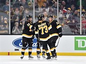 Hokejisté Bostonu slaví gól do sít Detroitu