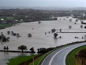 Pohled na zatopená pole v jiním Walesu.