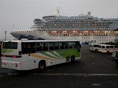 Autobus pijídí k výletní lodi Diamond Princess, kde byly stovky cestujících...