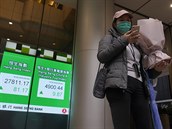 ena s roukou ped bankou v Hongkongu chránící se ped nákazou novým...
