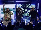 DJ Khaled, Chance the Rapper a Quavo vystoupili bhem poloasové pestávky.