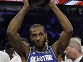 Kawhi Leonard z Los Angeles Clippers drí ocenní pro vítze Utkání hvzd NBA.