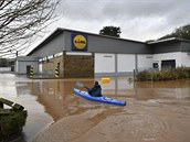 Záplavy ve Velké Británii po boui Dennis.