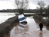 Záplavy ve Walesu po boui Dennis.