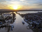 Záplavy ve Velké Británii, kterou zasáhla boue Dennis.
