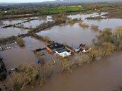 Záplavy ve Velké Británii, kterou zasáhla boue Dennis.