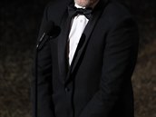 Joaquin Phoenix pebírá Oscara za roli ve filmu Joker.