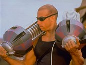 Vin Diesel jako Riddick. Snímek ernoerná tma (2000). Reie: David Twohy.