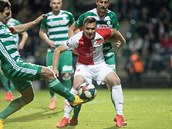 Úto�ník Slavie Stanislav Tecl sleduje mí�, který mají hrá�i Bohemians.