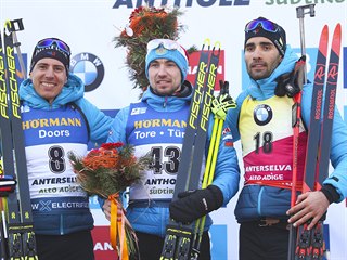 Rusk biatlonista Alexander Loginov (uprosted), nalevo od nj Francouz Quentin...