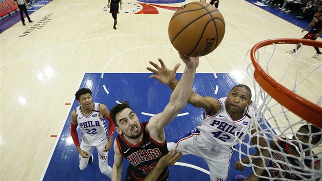 Tomá Satoranský proti soupei z Philadelphia 76ers'.