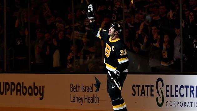 Zdeno Chára zdraví fanouky Bruins.