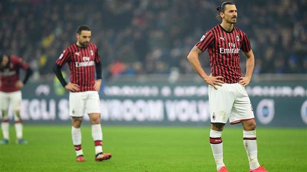 Zklamaný Zlatan Ibrahimovic po nezvládnutém druhém poloase milánského derby.
