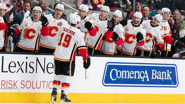 Matthew Tkachuk slaví branku do sít San José.