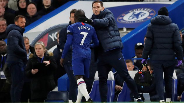 Frank Lampard soucítí se zranným stedopolaem Blues Ngolo Kantém.