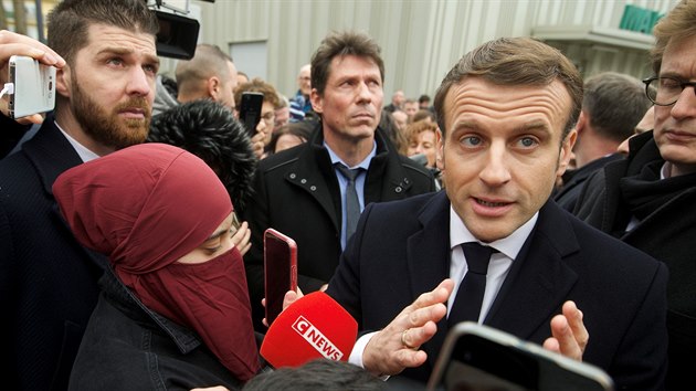 Francouzský prezident Emmanuel Macron odpovídá na otázky francouzských noviná.