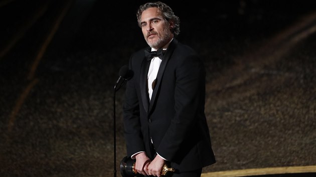 Joaquin Phoenix pebírá Oscara za roli ve filmu Joker.