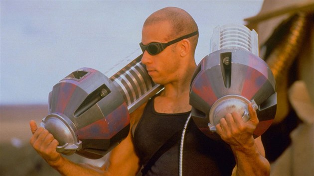 Vin Diesel jako Riddick. Snímek ernoerná tma (2000). Reie: David Twohy.