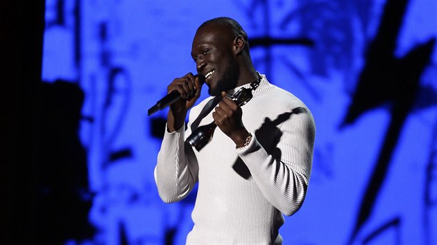 Rapper Stormzy pebírá cenu Brit Award.