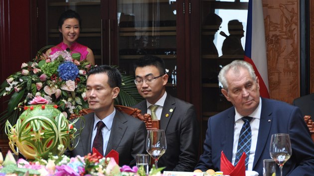Poradcem prezidenta Miloe Zemana (vpravo) byl Jie ien-ming (vlevo na snímku...