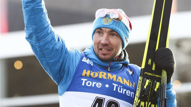 Ruský biatlonista Alexander Loginov slaví po výhe na mistrovství svta.
