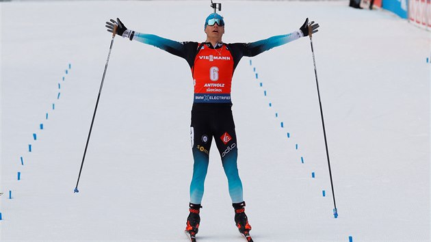 Francouzský biatlonista Emilien Jacquelin slaví vítzství na mistrovství svta.