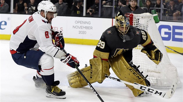 Útoník Washingtonu Capitals Alex Ovekin (8) se snaí dostihnout puk ped...