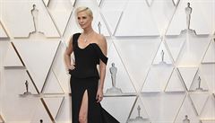 Here�ka Charlize Theronová v �atech s dlouhou vle�kou
