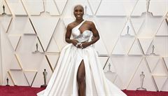 Cynthia Erivo v bílých výrazných atech