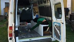 Jul�a u� byla ze stav�ní vy�erpaná.