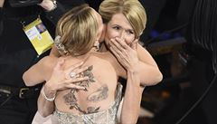 Scarlett Johanssonová má na zádech jehn a re. Na fotografii gratuluje své...
