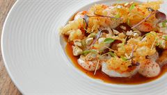 Krevety s mangem, chili aioli, kešu a křupavou tempurou.