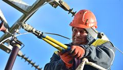 Pracovník energetické spolenosti opravuje zpetrhané vedení v Myenci na...