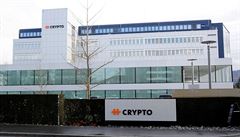 Logo společnosti Crypto AG na budově, která funguje jako zázemí, ve švýcarském...