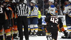 VIDEO: Další horor při zápase NHL, Bouwmeester zkolaboval, když se natahoval pro pití