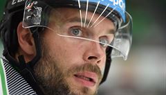 Hokejový útočník Michal Vondrka (na snímku z 14. srpna 2018) podepsal novou...