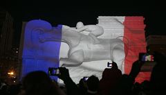 Barvy francouzské vlajky jsou promítnuty na obří ledovou sochu jezdce na koni... | na serveru Lidovky.cz | aktuální zprávy