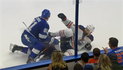 VIDEO: Za nebezpečný faul si v NHL sedm zápasů nezahraje. Kassian bruslí nakopl Černáka do hrudi