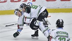 Zleva autor druhého gólu David ��astný a Radim Zohorna z Mladé Boleslavi se...