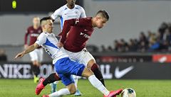 Zleva Jakub Pe�ek z Liberce a Adam Hlo�ek ze Sparty.