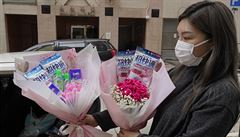 Majitelka obchodu s květinami v Číně na svátek svatého Valentýna chránící se... | na serveru Lidovky.cz | aktuální zprávy
