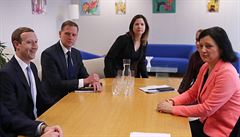 �editel spole�nosti Facebook Mark Zuckerberg na jednání s evropskou komisa�kou...