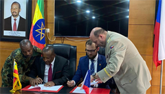 Námstek Kopený (sedící vpravo) se státním ministrem obrany Etiopie Fisehou...