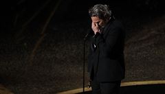 Joaquin Phoenix pebírá Oscara za roli ve filmu Joker.