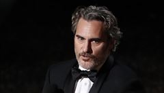 Joaquin Phoenix pebírá Oscara za roli ve filmu Joker.