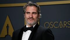 Joaquin Phoenix pebírá Oscara za roli ve filmu Joker.