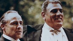 Lenny Montana (vpravo) a Marlon Brando na nat��en� filmu Kmotr (1973).