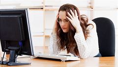Úzkost a stres. Polovina lidí se v práci potýká s vlivy, které zhoršují zdraví