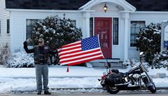 Americk vlajka nad vchodem do domu? To bude voli Trumpa, kaj demokratit podporovatel v New Hampshiru